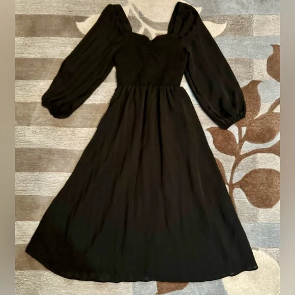 Madewell Lucie Sweetheart Smocked Bodice Puff Sleeve Satin Midi Dress in black - Picture 7 of 9